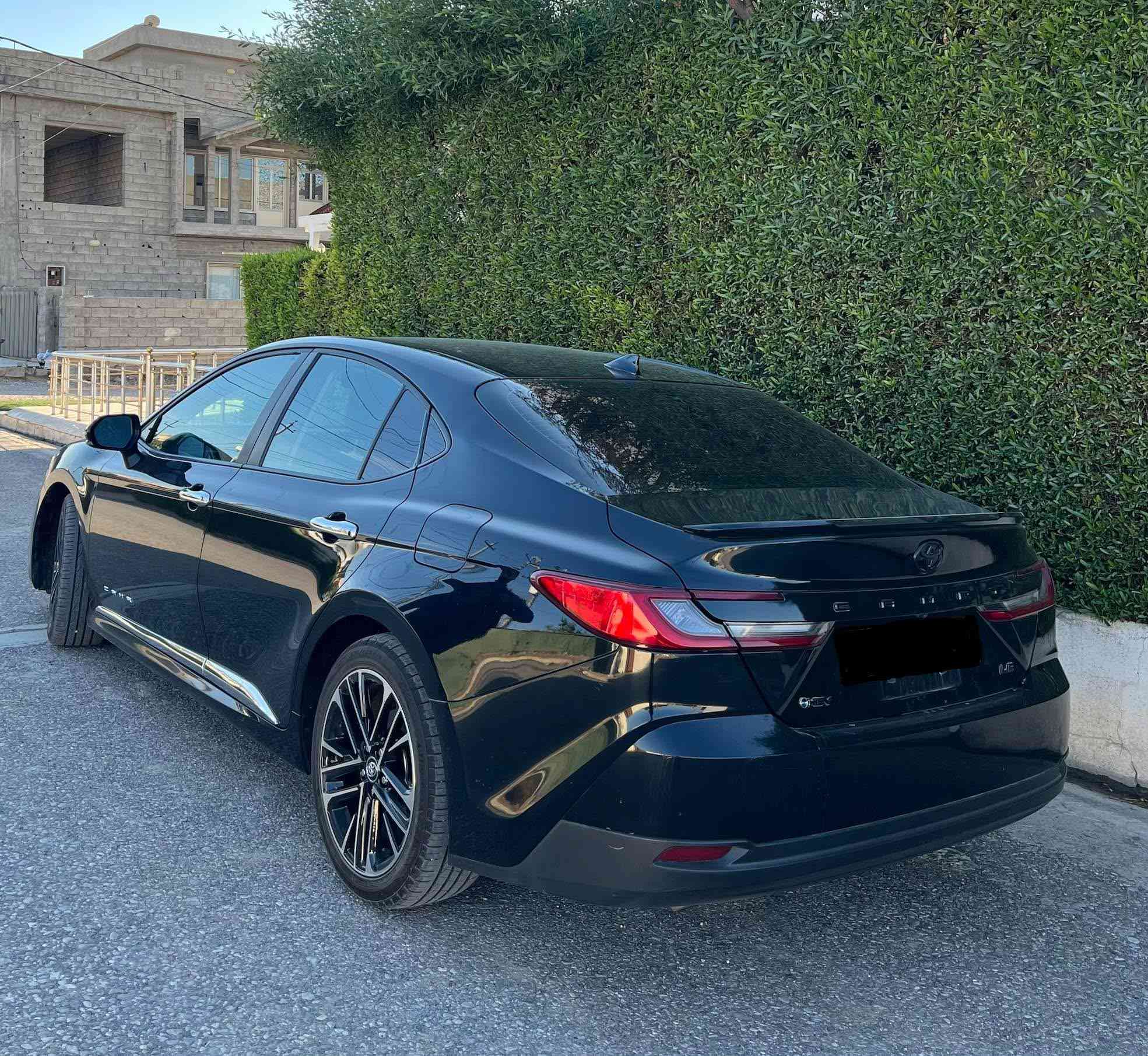 تۆیۆتا کامری 2025 مواسەفات LE هایبڕێد ئەمریکی 
تازە رەقەم کراوە ده ره وه ي هه موي. كرايته. XSE 
قەبارەی مەکینە: 2.5L (4سیلێندر) هایبرید
 • كيج ئەلیکترۆنی
 • شاشەی لمس
 • شحن وایرلس
 • کامێرا
 • دەرگاکان بةسمه ن 
 • هاندبریک بسمه
 • دەستپێکردن لە دوورەوە (Remote Start)
 • هاندبریک بسمه • Auto Hold  • Auto Start   • Auto Stop 

سعر: لە کۆمێنت داوای بکە ڕاستەوخۆ بۆت دێت 📩 

سیستەمی ئاسایشی:
 • ڕاداری پێشەوە (دیاریکردنی ئاراستە)
 • ڕاداری لاوەکی (خاڵە کوێرەکان)
 • ڕاداری دواوە (ئاگاداری لە تێکچوون)
 • هەستیارەکانی پێشەوە
 • هەستیارەکانی لاوەکی
 • هەستیارەکانی دواوە  • ABS + دژە خلیسکان
سیستەمی شۆفێری: • ECO • NORMAL • SPORT

تایبەتمەندی تر:
 • تحكيمات استيرن
 • تبريد لمس
 • تبريد مركزي
 • ئاوينه رادار
 • كوشن کارەبایی

ژمارەی خاوەن سەیارە 
***********
*********** أربيل, العراق
