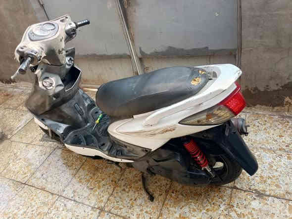 السلام عليكم
سكنس فحل شغالة نگرة اتيرات جدد و كهربائياتهه كلهه شغاله فيشهه كلهه جديده ما بيهن قطع نقص بس الكفر الامامي 
الايت الامامي موجود 
دراجه نضيفه كلش 
السعر 350 
***********
