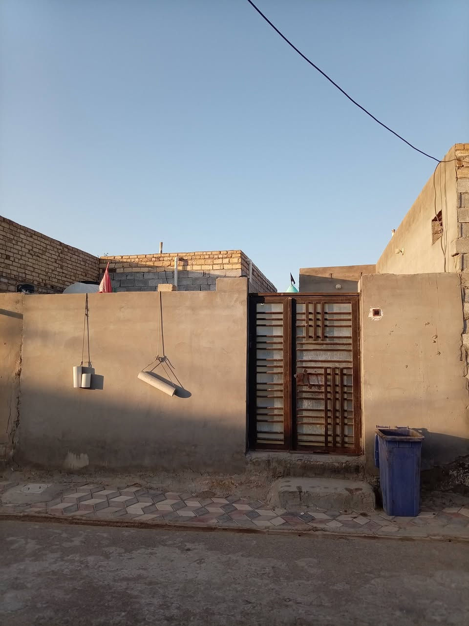 مساحة 200متر
نزال 16ونص

ثلاث غرف نوم وصالة ومطبخ  وبراني

بناء جديد 2025

الحمزة الشرقي حي الحسين قرب مدرسه الوركاء كامل خدمات تبليط مجاري انترنت ضوئي 

***********
