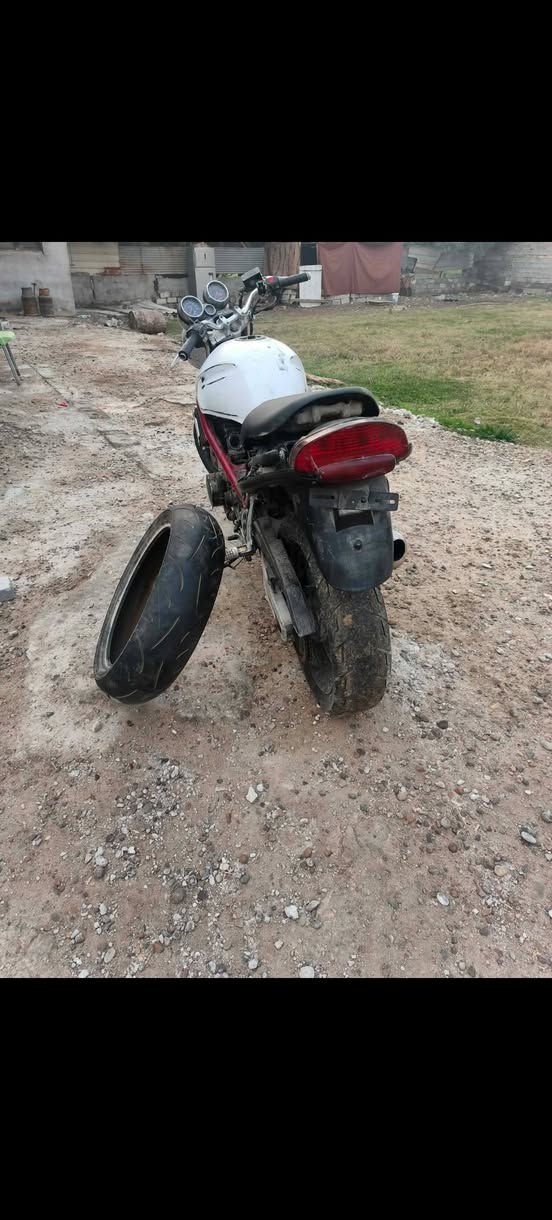 سلام عليكم
بطح بانده ربع كرستال دراجه جانت متروكه ونضفت كابريتراتها و شغلتها شويه وطفت وبلاكات جدد و تاير وياها بعدني ما شاده و كفراتها موجوده و مسقوله كامله بس تصبغهن دراجه اني رتتها تعمير بي حتاجيت فلوس دراجه رايدها 650 و بيها مجال بسيط مكاني شهداء البياع ***********و متواجد واتساب غير متواجد على الماسنجر
