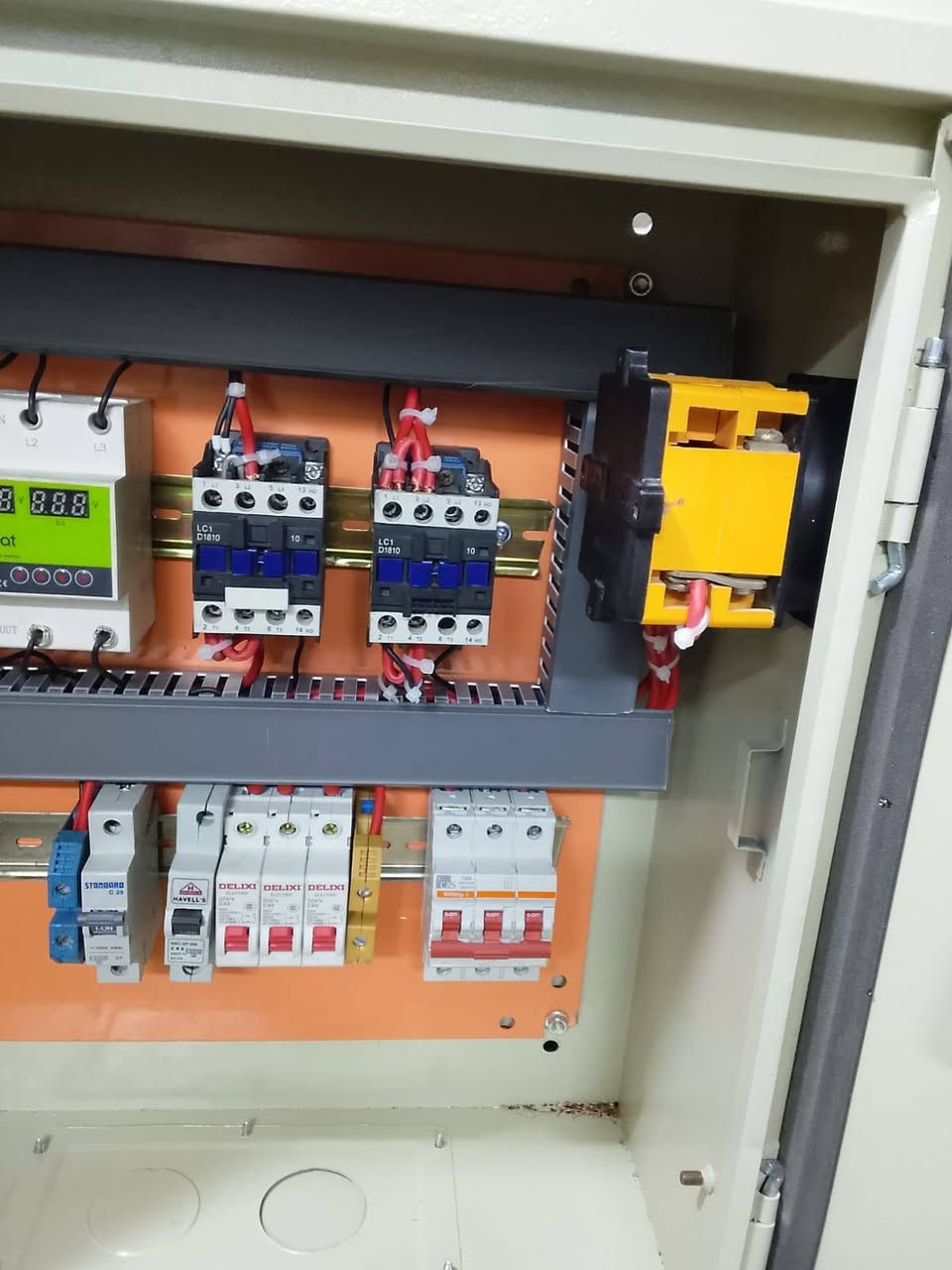 السلام عليكم للبيع بورد خطين بنظام ال ats كوتكترات سعر البورد 125 الف يوجد توصيل داخل بغداد للاتصال والطلب *********** أو *********** يوجد واتساب صوره ومقاطع فيديو للعمل
