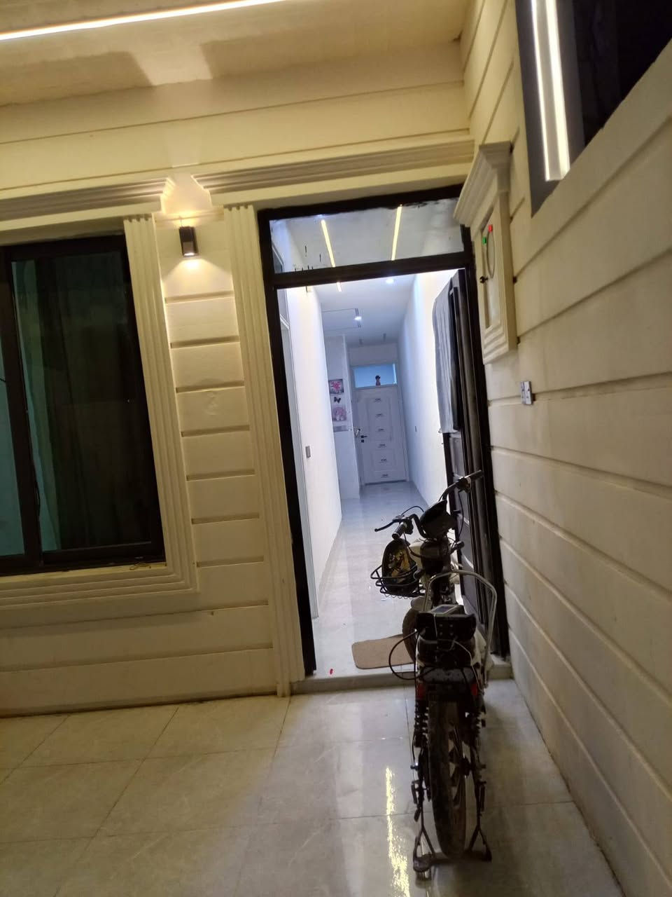 سلام عليكم بيت 100متر بناء حديث موقع 16اب خلف التجاري مقابل مجمع لولوه نضام تكت سعره 48 بي مجال ***********
