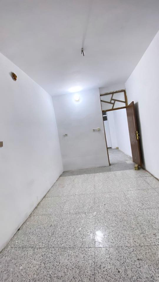 دار للبيع بناء مسلح مساحة ٤٥ متر، يحتوي على صالة ومطبخ وغرفة وصحيات بالطابق الأرضي، وغرفة وبلكون وسطح في الطابق ثاني، الموقع الحرية الثانية محلة ٤٢٨  فرع بيت مرزا القطاع الثاني قرب "قهوة الكادحين" السعر ٩٠ وبي مجال للشراي علمًا اني صاحب الدار للاستفسار ***********
