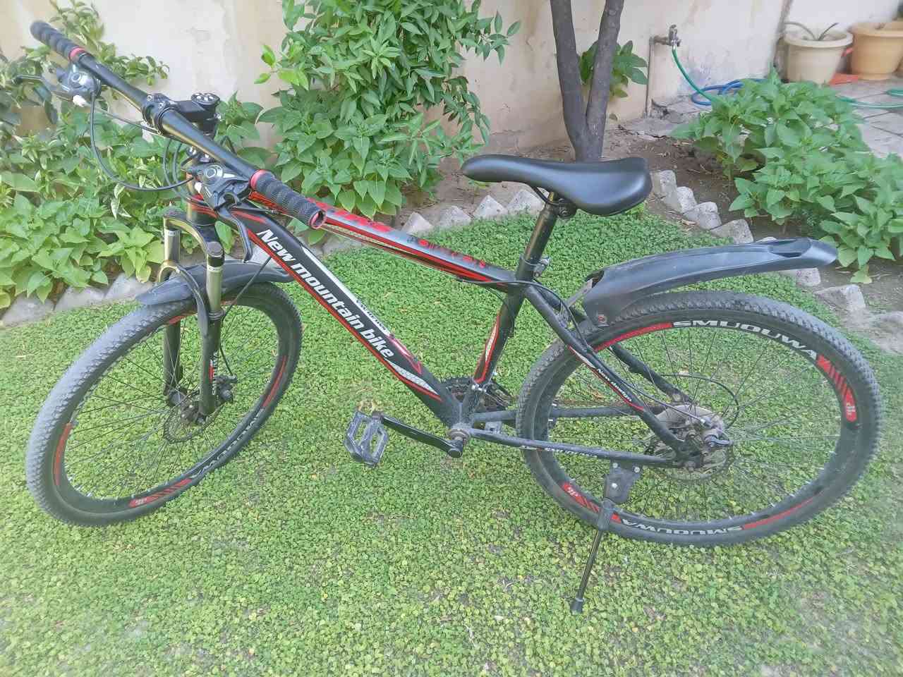 الماركة: Smuouwa
• السستم: Shimano بالكامل (كير + بريكات + ناقل        -------حركة 7 سبيد V-Brake) دسكات بريك
 • حجم البايسكل: 26
 • التايرات: رياضي تايكر Tiger الأصلي – نقشة ناعمة
 • الويل: رياضي Zoom
 • نسبة النظافة: %99
 • البايسكل شبه جديد، استعمال قليل جدًا
 • جاهز للاستعمال بدون أي صرف
  السعر 130الف بي مجال بسيط 
***********
