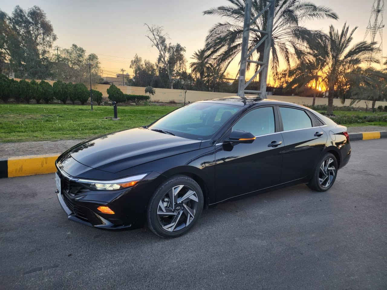 🚘 للبيع فقط – Hyundai Elantra 2024 🚘

🔹 زيرو – ممشى 5,000 كم فقط
🔹 اللون: أسود
🔹 فل مواصفات 1/1

📌 ملاحظة:
حادث جاملغ + جزء بسيط من الباب الخلفي (بجم كبس)
بدون فتح إيرباق – بحالة الوكالة ✔️

🔧 المواصفات:
▪️ محرك 2.0 (2000cc) دوش
▪️ بصمة تشغيل + تشغيل عن بُعد + ترحيب
▪️ فتحة سقف سلايد
▪️ مقاعد جلد + تدفئة
▪️ تدفئة ستيرن
▪️ شاحن وايرلس
▪️ إشارات بالمرايا
▪️ شاشة كبيرة متصلة + عدادات إلكترونية
▪️ لايت عدسات + LED نهاري
▪️ حساسات أمامية
▪️ منافذ شحن خلفية
▪️ كامرة 360
▪️ تحكم ستيرن + مثبت سرعة
▪️ رادار أمامي وجانبي
▪️ توقف ذاتي
▪️ نظام تحديد مسار + قيادة شبه ذاتية
▪️ أنظمة وضعيات قيادة
وغيرها من المواصفات المعروفة 🔥

📄 رقم أربيل – ترقيم جديد – تحويل مباشر)

📍 المكان: بغداد – قرب علوة الرشيد يم القوس
📞 للاستفسار: ***********
