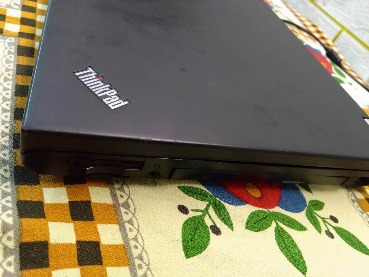 **للبيع: لابتوب Lenovo ThinkPad T520 اقتصادية جداً (شغالة على الشاحن) 💻**
اللابتوب مخصص للأمور الأساسية (تصفح، يوتيوب، دراسة، بحوث، أو لأصحاب المحلات للمحاسبة)، ومحدث بهارد سريع جداً.
**⚙️ المواصفات:**
 * **المعالج:** Intel Core i5 (الجيل الثاني).
 * **الذاكرة (RAM):** 4 جيجابايت.
 * **الهارد:** SSD 256 جيجابايت (سريع جداً بالتشغيل والفتح).
 * **الشاشة:** 15.6 بوصة.
**⚠️ ملاحظات بكل أمانة:**
 * **البطارية:** تعبانة (الجهاز يشتغل مباشرة على الشاحن الأصلي، والي يحب يكدر يبدلها متوفرة بالسوق).
 * **النظافة:** الجهاز بيه آثار استخدام واضحة  بس كأداء داخلي وشغل شغال وطبيعي 100%.
 * **الملحقات:** الشاحن الأصلي ماله وياه.
**💰 السعر والتواصل:**
 * **السعر:** 90 ألف دينار عراقي (وبيه مجال بسيط للشراي).

الموقع بغداد الوشاش
  مراسلة الخاص أو اتصال: [***********] بغداد, العراق
