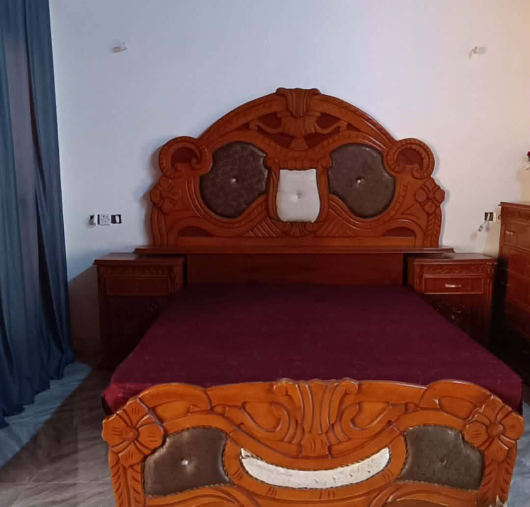 للبيع  900 وبيها مجال
***********
