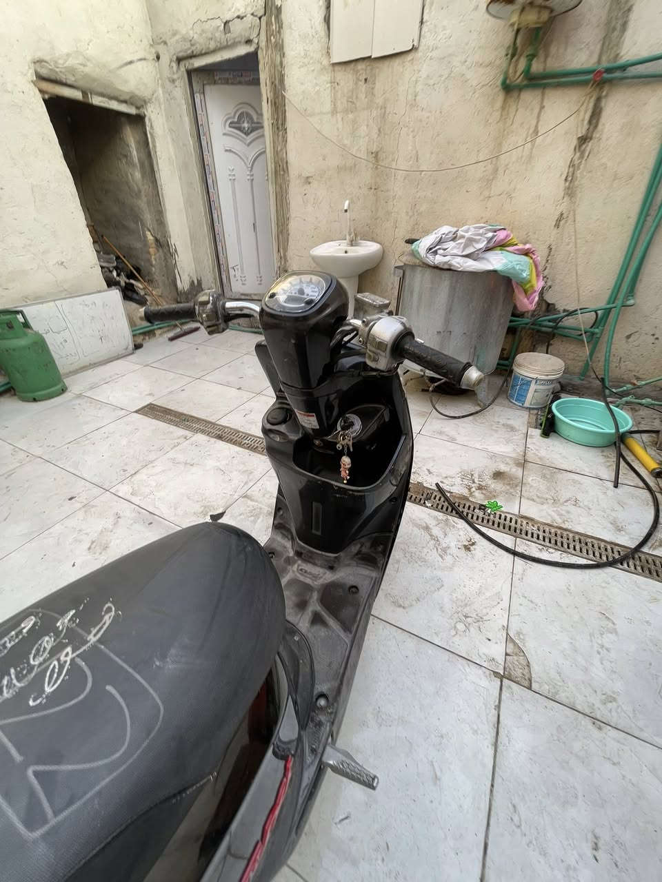 دراجه بوليس حديث 2017ياباني صاله يام من طالعه من رمبه كهربائيات كلهن شغالات كفاله دراجه المحرك كلشي كفاله نضيفه شوف العين حته ما ماشيه هواي سعر ٩٠٠ بيهه مجال رقم ***********
