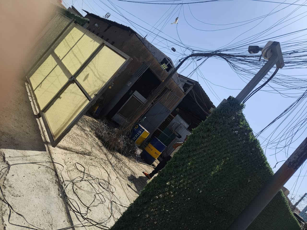 السلام عليكم مستعدين نغير نضام المولدات بتحويل الموقع بل كامل وتوزيع الحمل على بوردات خارجيه ونخلصك من الهوسه الي بلشارع ويصير نضام بوردات كل الي على صاحب المولده هو توفير البوردات والضفيره والباقي علينه تنصيب البوردات ولحيم الهياكل علينه مد الضفاير علينه ونصب الاعمده علينه ونقل الجوزات والاسلاك مال مشتركين هم علينه بس اوكف من رخصتك لا تكلي هاي الشغله سهله واي واحد يجي يشتغلها لا عزيزي الشغل صعب وتعب للمو خبره وللمامشتغل هاي المرحله احنه مشتاغلين بهيج مجال وشغلنه مصور ومثبت والحمد لله امكانيه عاليه بهيج امور وحته نكدر نساعدك اذا كان عندك معارضين على نصب البوردات راح نختارلك مكان تنصب بي وانته مرتاح وخصمك ميكدر يفك حلكه لان مراح تأثر علي وكل هاذ بلا مقابل بعد ما نختم الشغل ونحول جوزات المشتركين والعالم ترتاح وماكو احد عنده نقص راح تبقه الوايرات الي رايحه للمولده هاي راح تصير من نصيبنه مقابل التعب والجهد الي بذلنا كون على ثقه وتواصل وياي واني بخدمتك راسلني واوثقلك المواقع الي شتغلناها صوره وصوت وما انصحك تنطي الشغل الياهو الجان لان توجع راسك *********** ابو محمد

