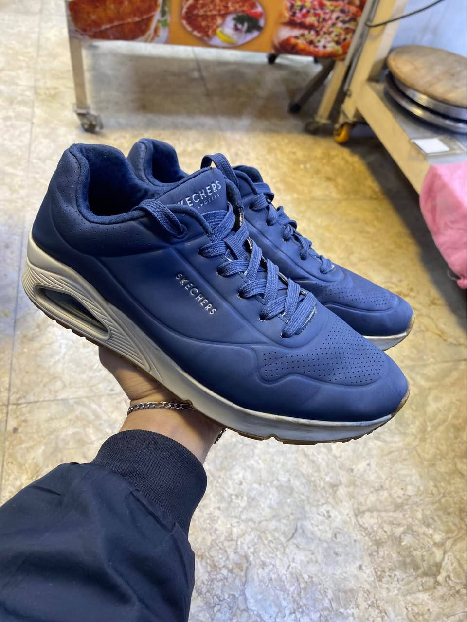 السلام عليكم 
حذاء سكجرز اصلي ڤيتنامي 
قياس 42/41 
السعر 15 الف 
مكاني بغداد بلديات 
رقمي ***********
يوجد توصيل 🚚 بغداد, العراق
