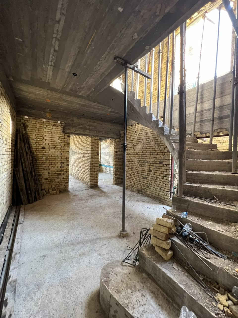 🏡 للبيع - بيت حديث في حي الحسين
📍 الموقع: النعمانيه - حي الحسين - شارع المدارس (شارع عريض ومميز)
📐 المساحة: 130 متر
🏗️ البناء: حديث وتحت الإنشاء حالياً
🏠 يتكون من طابقين
🔑 تسليم مفتاح خلال شهر 7
لديك خياران:
✅ شراء العقار على وضعه الحالي 
✅ أو استلامه جاهزاً (تسليم مفتاح) بعد إكمال أعمال البناء.
للاستفسار والمعاينة:
📞 ***********
العمدة للعقار
عماد الشمري
