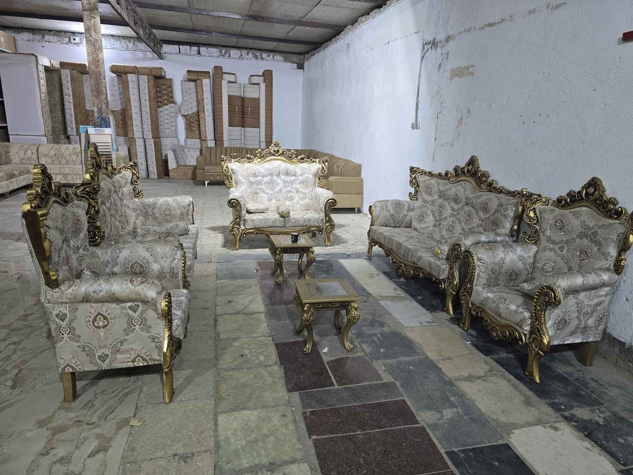 تخم قنفات تسكام ملكي تركي اخو الجديد كلش نظيف وجاهز مابي اي ضرر يتكون من 5 قطع 10 نفرات مع سيت كوشات وسيت طبلات ملكي السعر 350 
طبله طعام صاج ملكي مع 6 كراسي ملكيات نظيف وجاهز مابي اي ضرر السعر 150 العنوان نجف حي العسكري شارع السبيس شارع كريد مول السايدين خلف سوق المخضر مجمع النبأ العظيم  ***********
