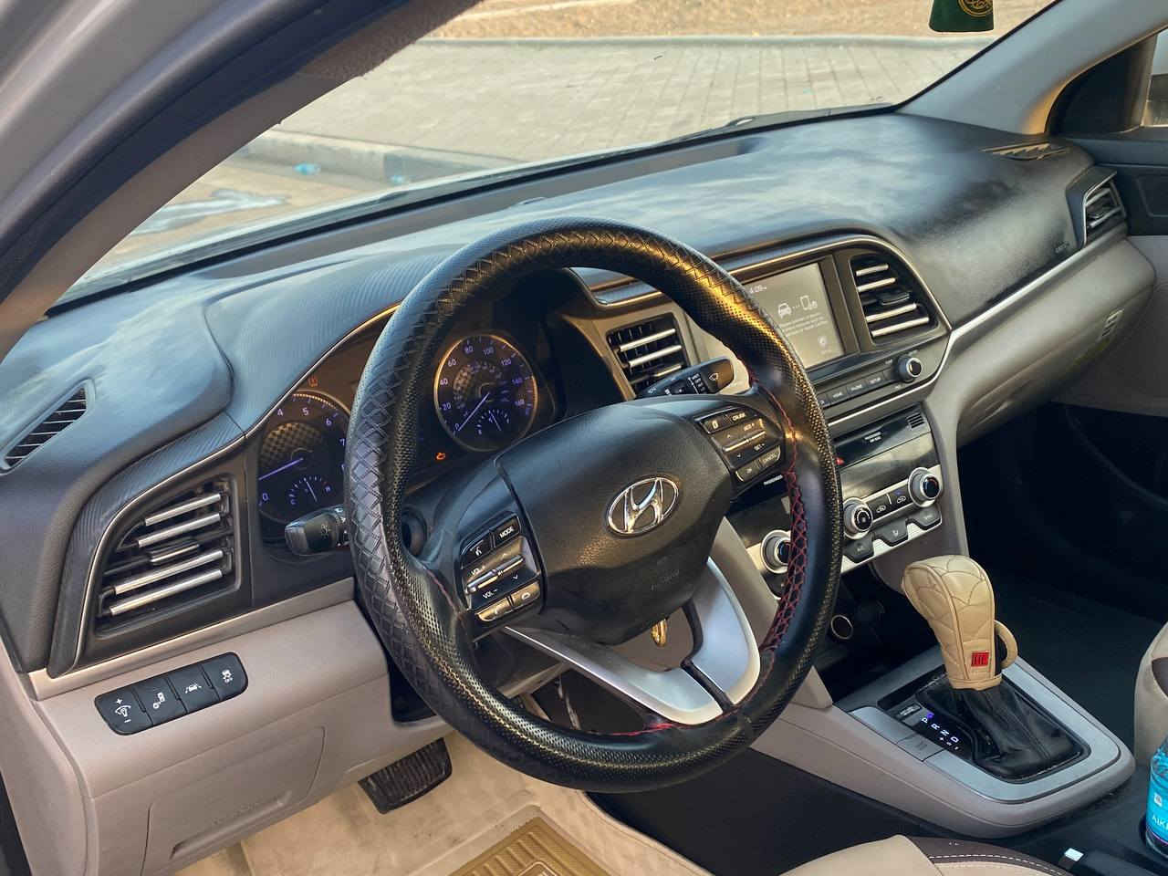 ​ للبيع أو المراوس بسيارة عاليه حديثه
هيونداي النترا 2020 
 ب اسمي 
السعر ب ١٣٥ ورقه 
​رقم إنكليزي 
تواصل ‏‪***********‬‏

وارد ​امريكي

​
​المحرك: 2.0L 
​المسافة المقطوعة: 97 ألف ميل.
​اللون: فضي (سيلفر) لامع ومميز.
​أنظمة القيادة: 3 وضعيات قيادة (Normal, Sport, Smart) 
​ الأنظمة الذكية والأمان:
​ الرادارات: رادار النقطة العمياء (جانبي) + رادار تحديد المسار.
​ الترفيه: شاشة كبيرة أصلية تدعم Apple CarPlay و Android Auto.
​الكاميرا: خلفية عالية الدقة مع خطوط توجيهية.
​ التحكم: تحكم ستيرن كامل، مثبت سرعة، وبلوتوث.
​ الأمان: نظام مانع الانزلاق (Traction) وحساسات ضغط الإطارات.
​ حالة السيارة (للأمانة):
​الضرر: (بنيد وجاملق) فقط، 
​الداخلية: نظيفة جداً مع كشنات مغلفة بالكامل للحماية.
