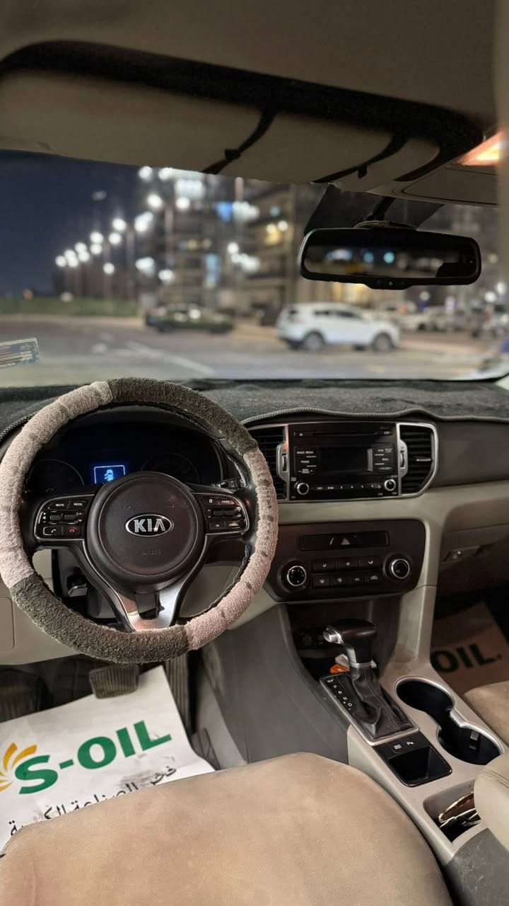 سلام عليكم
كيا سبورتج 2018 
للبيع سياره جديده بمعنى الكلمه
استخدام شخصي بسمي تحويل نفس اليوم ماشيه 122 الف مكفوله من الضربه والكص وصبغ كير مكينه مكفولات
وكاله الشركه الدوليه 
مري ترحيب 
حساسات 
السياره ثلاث وضعيات قياده 
منضومه زينون  LED
محرك ٢٠٠٠ دوش 
گير AT المرغوب
العنوان حي الجهاد
***********
