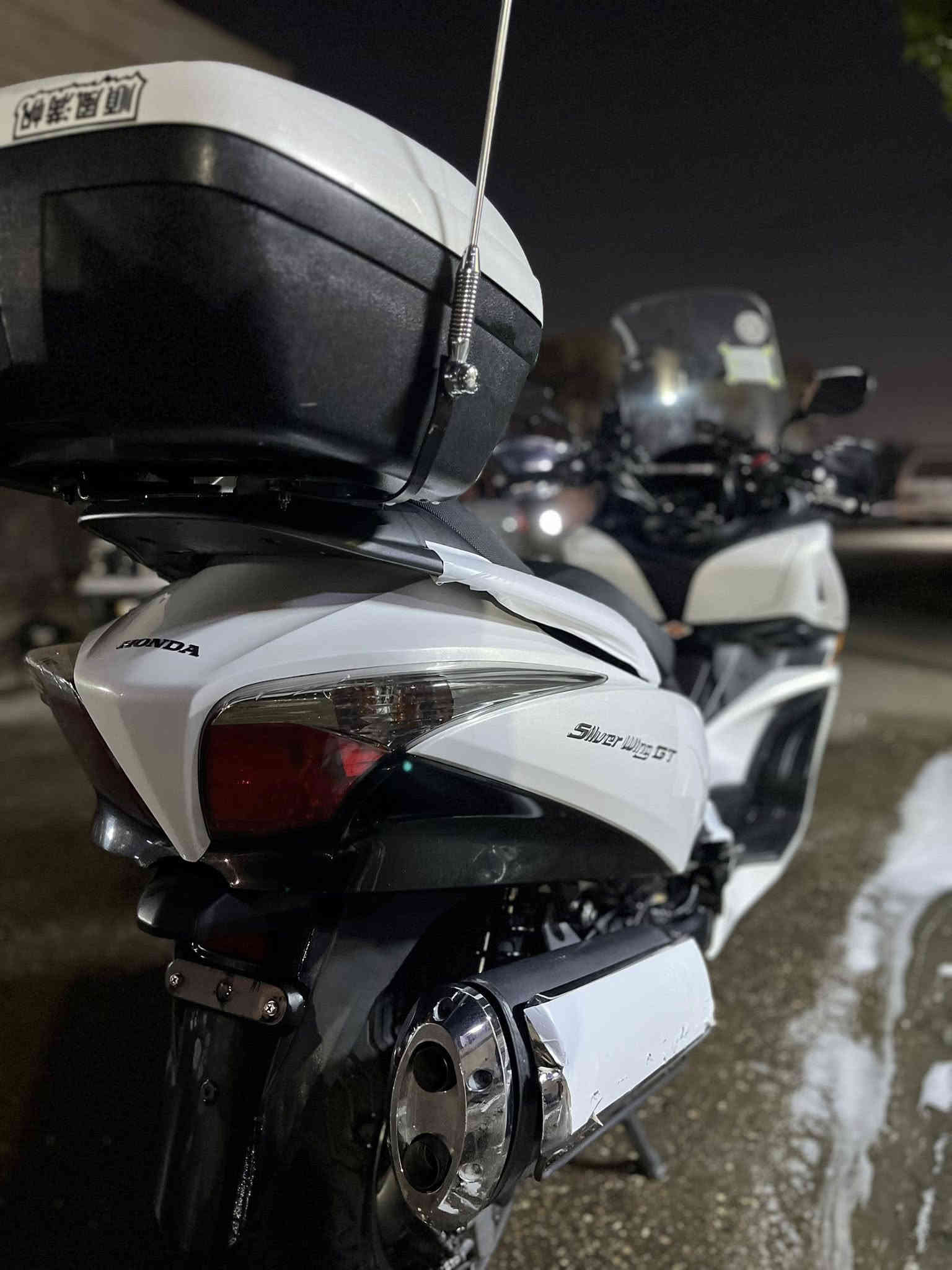 يا الله سلام عليكم متاح سلفر ونك جيتي 400 دراجه ماشيه 30الف وبل مزاد 16 الف ونص دراجه نضيفه حيل ومكفوله كفاله عامه من صبغ ولفتح وتبديل بيه جنطه تابوت اصليه وياه هوائيات اصليات + جي بي اس + قاعده تلفون اصليه + ستيرن رياضي دراجه نضيفه بيه 3 سويجات سكيورتي  وشوفت عينك دراجه مال جناي بياع شراي ماتفيدك سعره 28 وبيه مجال حك جيه مكاني بغداد حي اور 
***********
