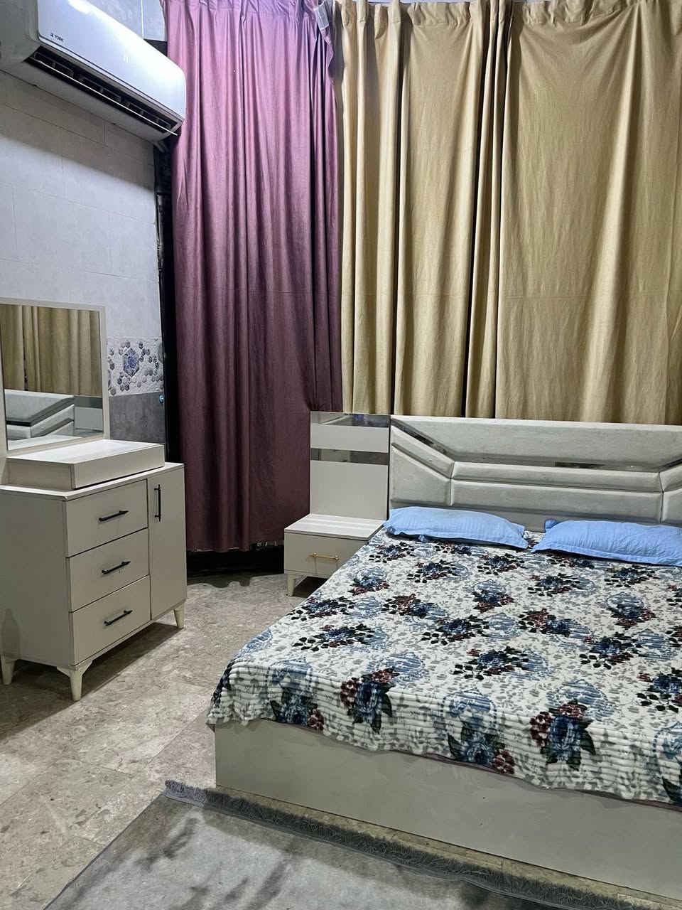 السلام عليكم غرفه خمس قطع للبيع نظيفه السعر٤٥٠للاستفسار اتصل على الرقم *********** كربلاء, العراق
