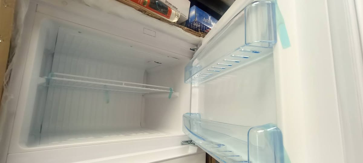 سلام عليكم للبيع ثلاجه ٢٠قدم جديده ممستخدمه ابد يعني بعدها بكارت الضمان بس بيها هذن الطعجات سعر ٣٨٠ الف مكاني بغداد الكراده رقمي *********** ما متواجد ع الفيس فقط واتساب
