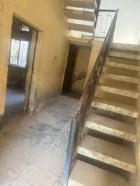 بيت مساحة 125 متر مربع واجهة 10 متر والنزال 12 ونص البيت بحاجة الى ترم...