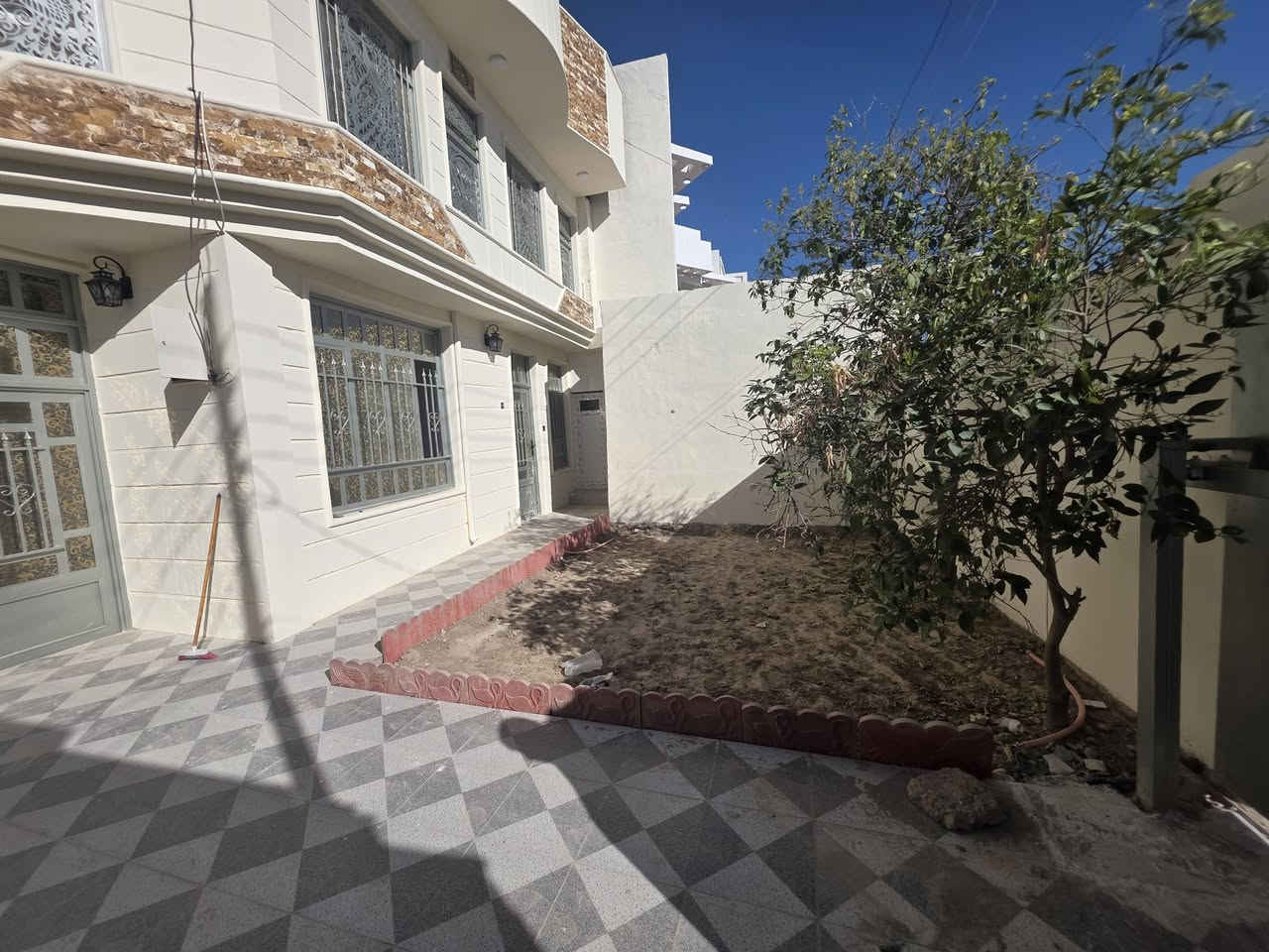 السلام دار 250 متر بالجبيرية الثالثة بالبداية من جهة اليرموك صاير حرف T على ساحة البيت مكون من 6 غرف  سقوف ثانوية  شغل درجة أولى 
***********
