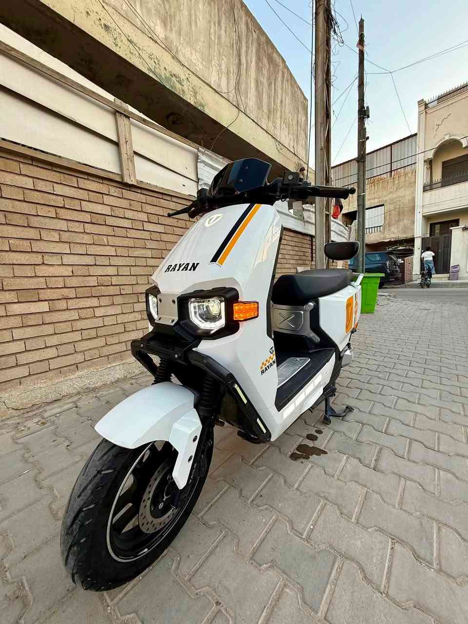 السلام عليكم ✋🏻للبيع دراجه شحن 🛵نوع ريان وحش الكون موديل2025 استخدام قليل 
6 بطاريات مسطره 🔋شرط الفحص 
ملف 2000
سرعه 80⚡️
نضام بارك🅿️
نضام بك
شاحن تلفون🔌
مثبت سرع رقم الهاتف☎️*********** السعر💵900الف وبيه مجال 
العنوان📍بغداد الكرخ الاولى الوشاش مقابيل مستشفى الطفل
