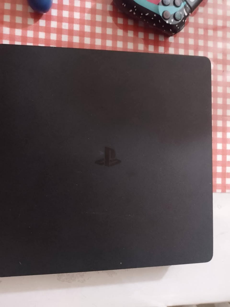 بلي4. الجهاز لوك ستيكر ممفتوح صار شهر من ماخذه 500Gb يحتوي 2جوستك كامله ملحقات مع الكارتونه  السعر 270وبي مجال 
الرقم ***********
