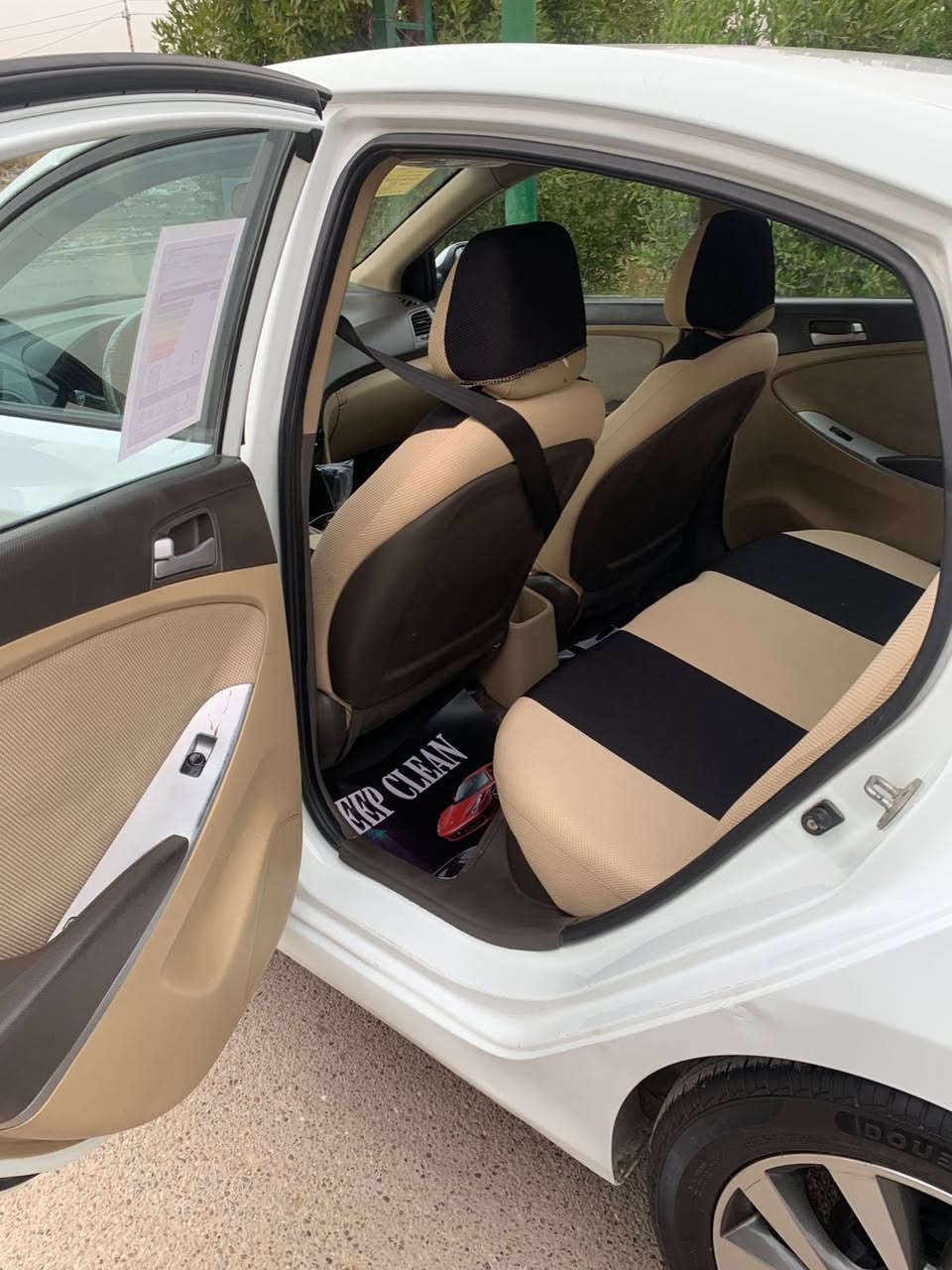 سلام عليكم اكسنت موديل 2012 مكفوله من الضربه والصبغ مكينه 1600 دوش 
قطرتين كير ومكينه مكفوله تبريد شغال 
السعر 97 وبيها مجال مكان السيارة البياع 
الاتصال/***********
