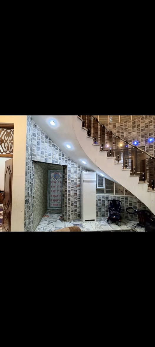 السلام عليكم بيت بخاجية الضباط قرب مدرسة النهرين الاهلية يتكون من 4غرفنوم صالة وهول  مطبخ حار بارد مع 5حمامات ومنورين الواجهة الأمامية 12.5 النزال20المساحة الكلية 250 للبيع علما سنة البناء22 الاتصال على الرقم التالي ***********
