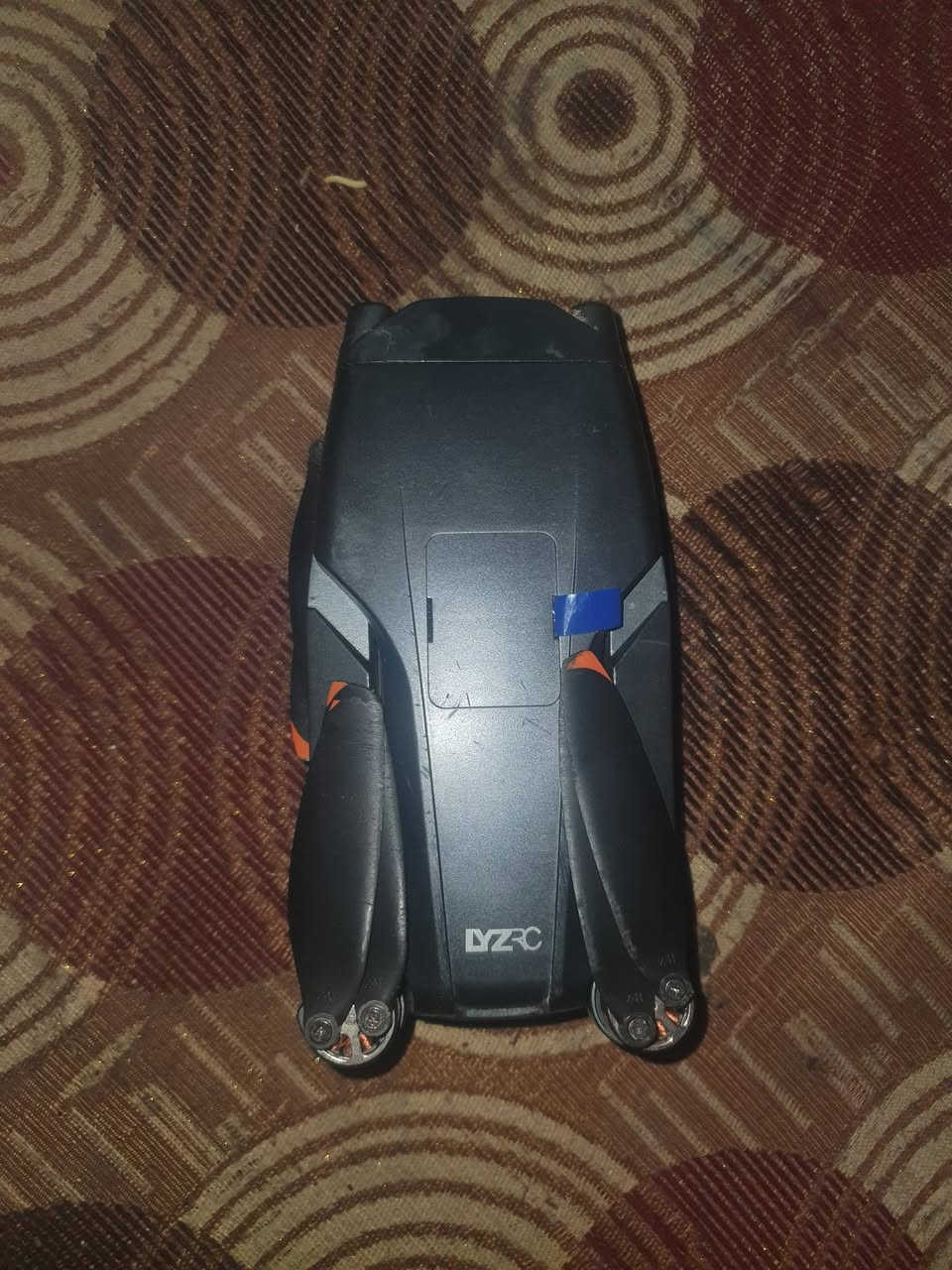 درون L600 برو ماكس كمبل مو عادي
صار ٣ اشهر من فتحتها من الكارتون طيرتها وما اعرف بيها وكعت وصار هاي الشخوط موضحة بالصور 
ابيعها ب١٢٠ قفل مع جنطة وكارتون للعلم الجديدة من ١٨٠ الى ال٢٥٠ تصل حسب الي يبيع
ملاحظة االضوء مالها واير مقطوع مو عاطل ينلحم بالفين دينار لكن ما عندي وقت اوديها
وهذا تصويرها تجي تفحص واطيرها كدامك وتشوفها بعينك


**إذا كنت صاحب هذا الإعلان وتريد حذفه لأي سبب، رجاءا أرسل رسالة إلى الدعم الفني**