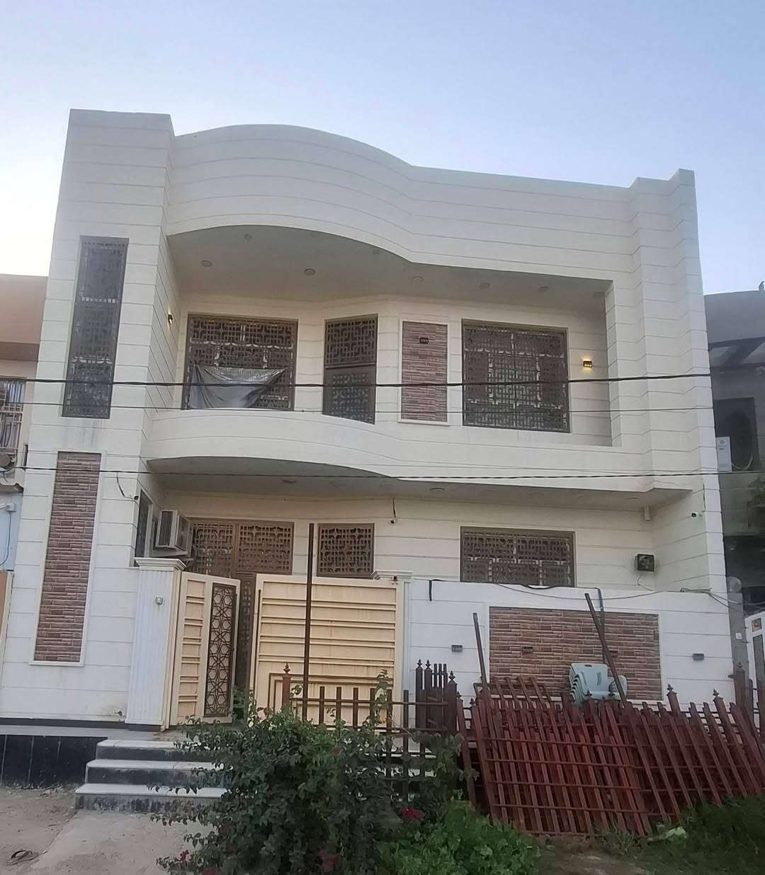 دار سكن  للبيع 🏠 
⭕العنوان : أم الخيل الثالثة
    قرب المركز الصحي
⭕شارع 40 الفاصل أم الخيل الثانية والثالثة

⚪طابقين 
⚪بناء حديث

المساحة : 100م²
الواجهة : 10 متر✅
علمأ الدار مطلوب صندوق الاسكان 20 مليون

  ⭕التفاصيل⭕
غرف نوم عدد3/صالة عدد2/ استقبال / مطبخ /
مجمع صحي عدد3
-----
                          المراجعة 
     ♦️♦️♦️مجموعة باسم الشمري♦️♦️♦️
      ♦️♦️للاستثمار والتطوير العقاري♦️♦️
____
للأستفسار الاتصال على📲
قسم المبيعات 📠
***********📱
***********📱
