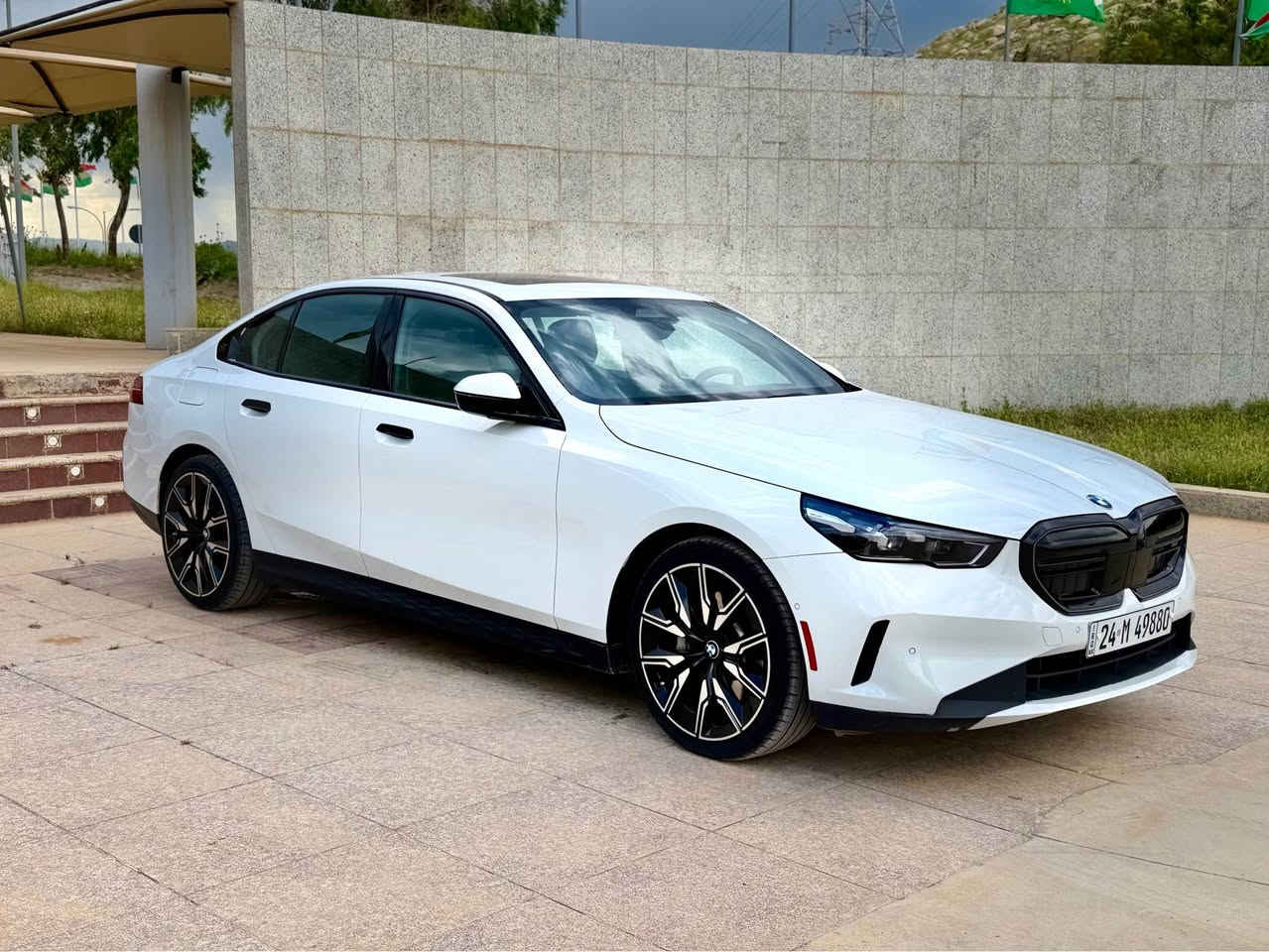 Bmw 530i model 2024 
سەیارەکە بی بۆیاخە دەعامی بۆ دەعامی بەشەرت ٢٣ هەزار رۆشتوە سەیارەکە دەعمی نیە تەنها دوپارجەی بیلدای لیکراوەتەوە بەستراوەتەوە دو جی قەلەمکاری پیوەیە باقی هەمو گیانی بەشەرت مواسەفات کامیرا ٣٦٠ رادار گەورە داتاشۆ سەماعە هارمان کاردۆ سەیارەکە وەک سفر وایە رەقەم کراوە هەمو شتیکی جاهیزە 
سەحری خوار هەمو بازار 
٤٣٣ گەلا مەجالیکی برایە 
ژمارە تەلەفۆن 
*********** السليمانية, العراق
