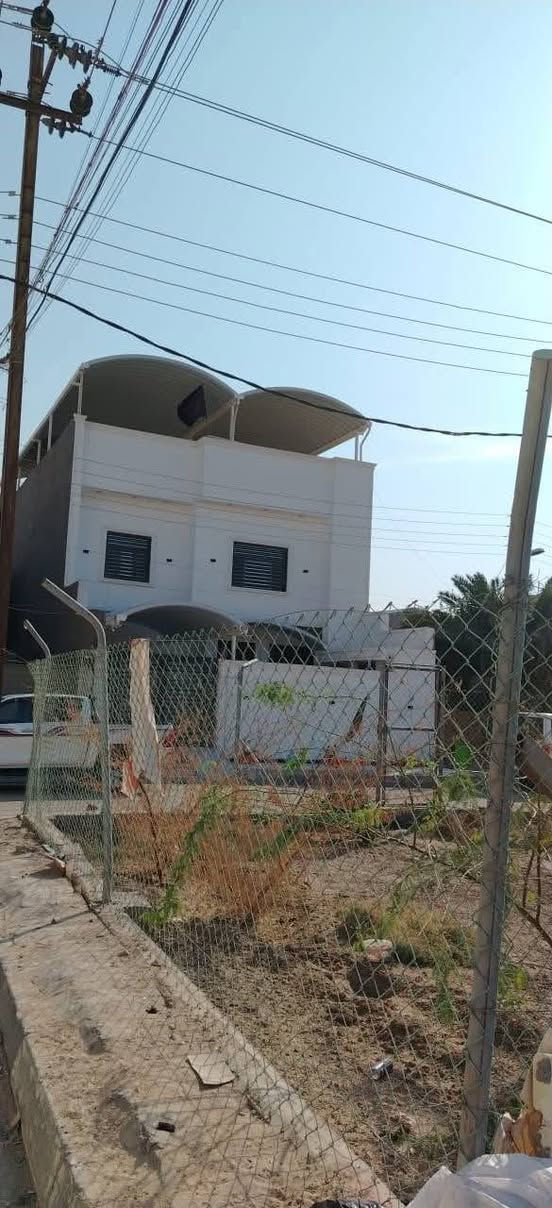 دار للبيع منطقة حي الاندلس قرب اسواق ليمونه  في شارع الجنينه  المساحه 205 واجهة البيت 10 مقابيل البيت حديقه خضراء 
 البيت بناء درجه اولى سنة 2024 شهر ال 8  يحتوي على كراج وحديقه وتواليت خارجي و استقبال كبير  وصاله  ومطبخ وغرفتين منام ومجمع صحيات داخلي ومناور 2 ومخزن صغير 
والطابق الثاني يحتوي على شقتين وغرفة منام 
الطابق الثالث يحتوي على مخزن كبير وسطح 
للاستفسار التواصل على الرقم 
*********** البصرة, العراق
