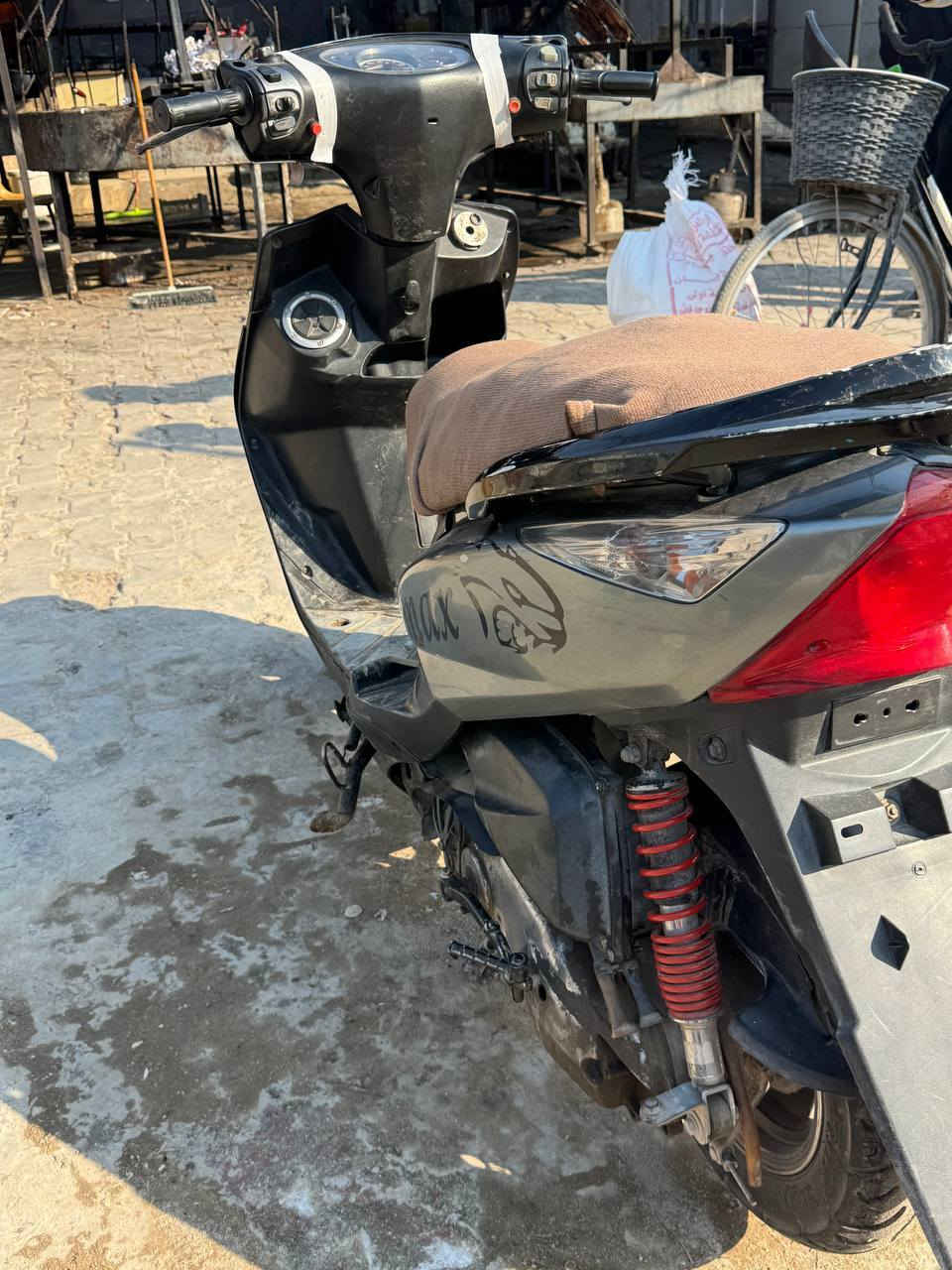 السلام عليكم دراجه ثعلب ماكس يردلهة تعديلات دراجه هندر نكره مكان الغزاليه سعر 325 وبيهة مجال ***********
