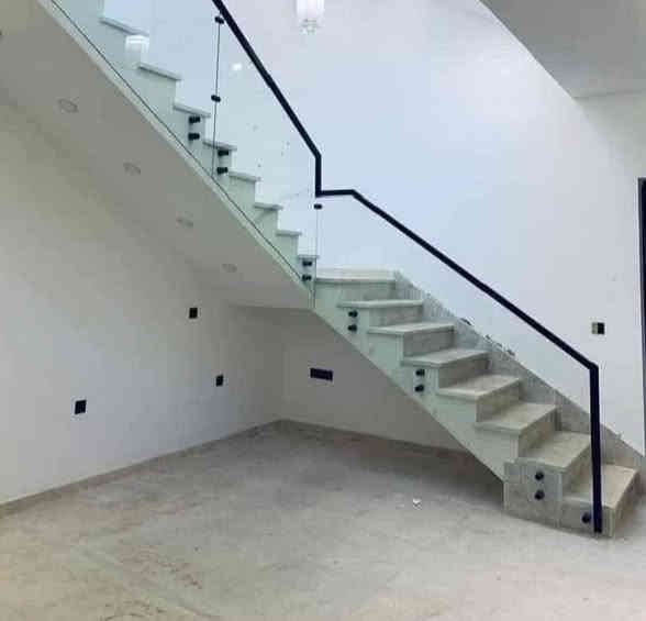 محجر زجـــــاج فـــلات سلم مع قبضة جانبية 
ألـــمــواصفات للعمل 
⚫️ ثكنس او كيج الـــزجــــاج  10 ملم 
⚫️ زجــاج ضــد الصدمات 
⚫️ زجــــاج مقسى سكيوريت 
⚫️ خالي من الشوائب والندبات 
⚫️كافة الاعمال تكون (( بــضــمــان 10 ســنــوات ))
⚫️كافة الاعمال تكون بأشراف مهندسينا                         الاستفسار عل رقم ***********
