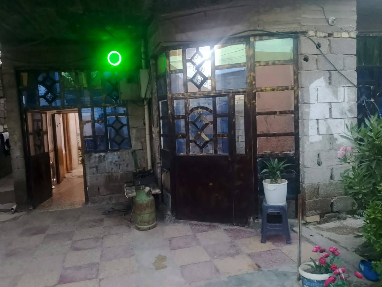 سلام عليكم بيت 225 متر ستقبال مطبخ غرفتين نوم وصاله مثل ماواضح كدامكم شارع تبليط مجاري للستفسار ***********
