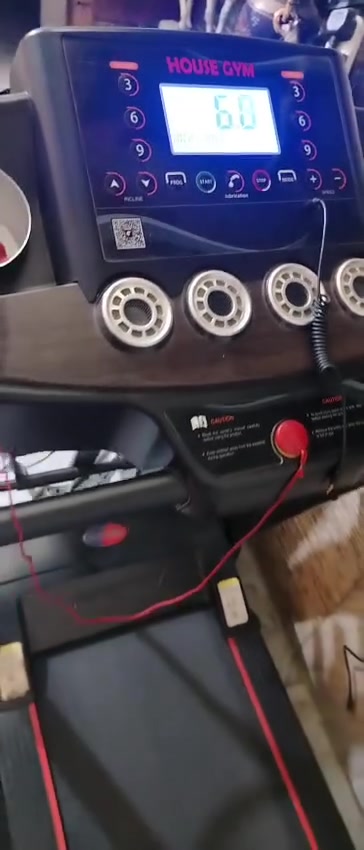 جهاز  جري رياضي للبيع ماركة HOUSE GYM
✅ دبل ماطور جبلي ماطور نحاس
✅ شاشة رقمية تعرض الوقت، السرعة، 
المسافة والسعرات الحرارية
✅ أزرار تحكم سريعة بالسرعة
✅ مفتاح أمان (Safety Key) للإيقاف الفوري
✅ حساسات نبض على المقابض
✅ حامل أكواب يمين ويسار
✅ حزام مساج/اهتزاز مدمج
✅ حبال مقاومة لتمارين الذراعين
✅ قابلة للطي وتوفير المساحة
✅ مناسبة للاستخدام المنزل
✅ سبب البيع مكان ماعدي
✅ مدة الاستحدام ٤٥ يوم
✅ عنواني بغداد  القاهرة
امانه الله نضافتة فول 
تواصل عل خاص
السعر ٣٠٠ الف


**إذا كنت صاحب هذا الإعلان وتريد حذفه لأي سبب، رجاءا أرسل رسالة إلى الدعم الفني**