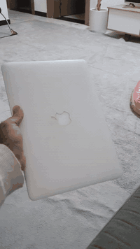 جهاز ماك بوك أير (MacBook Air) أصلي، يتميز بخفة الوزن والأداء المستقر، مناسب جداً للدراسة، التصفح، والأعمال المكتبية. الجهاز بحالة ممتازة جداً (مثل الجديد) وشغال بنظام macOS Big Sur.
المواصفات التقنية:
الموديل: MacBook Air (13-inch, Mid 2013).
التخزين: 256 ssd
المعالج: Intel Core i5 بسرعة 1.3 GHz.
الرام (Memory): بحجم 4 GB.
كرت الشاشة: Intel HD Graphics 5000 (1.5 GB).
الشاشة: 13.3 إنش بدقة وضوح عالية (1440 \times 900).
لوحة المفاتيح: تدعم اللغة العربية والإنجليزية (أصلية).
 حالة البطارية:
الحالة (Condition): Normal (طبيعية).
عدد الدورات (Cycle Count): 406 دورة فقط (يعتبر قليل جداً لموديل الجهاز، مما يعني استجابة ممتازة للشحن).
 مميزات إضافية:
نظافة خارجية وداخلية 100%.
النظام محدث ومستقر جداً.
تصميم نحيف وأنيق وسهل التنقل.
 المكان: [مدينة الامال استخدام شخصي] السعر: 250 الف )
 للتواصل: ***********
الملحقات: شاحن اصلي فقط
