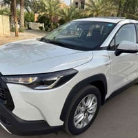 كورلا كروز 2025 ماشية 12 الف  بيها طخة وكلش بسيطة جديدة السيارة  مكاني...
