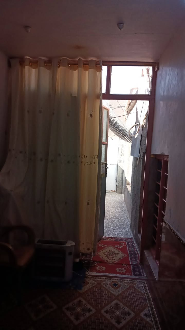 بيت نظيف ٦٠م للبيع قرب بيت سيد حسين المختار
براني وساحة وصحيات خارجي

وصالة وغرفة ومطبخ وصحيات داخلي

سعره ٢٧
***********
