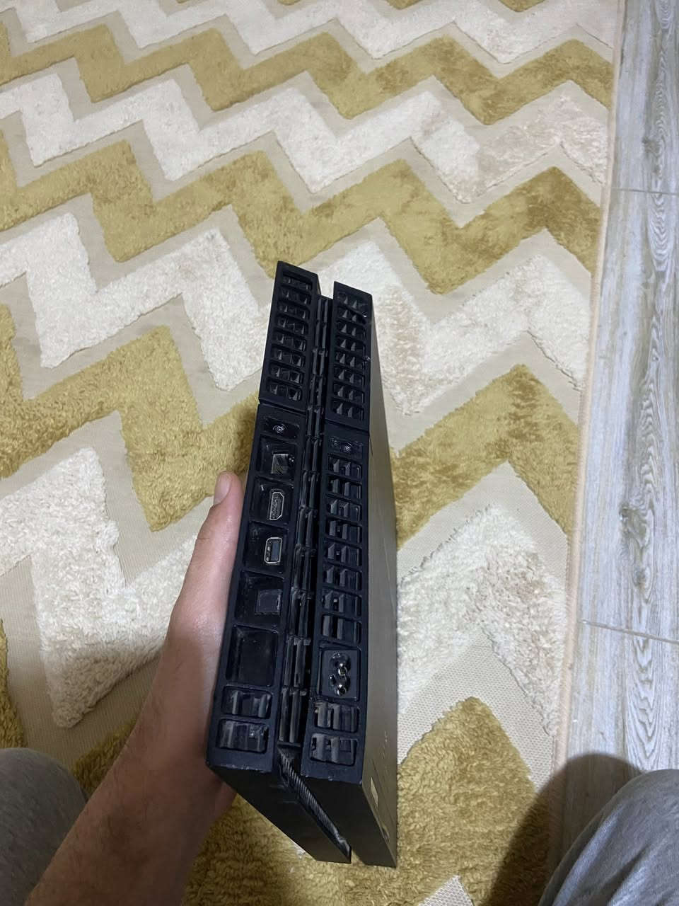 بلي ستيشن فور فات ويا ٣ اقراص  نظيفات و جويستك اصليه يحتاجله فقط تبديل معجون لأن صار هواي ما مستخدمه متروك السعر ٢٠٠ الف و بي مجال قليل لاتكسرون بالسعر للتواصل واتساب او شريحه ***********
