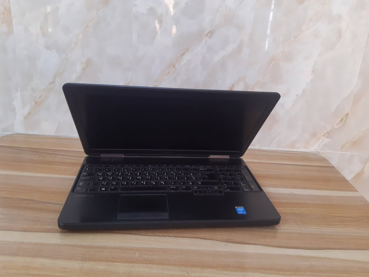 للبيع المواصفات
المعالج (CPU): الجيل الرابع من إنتل (Intel Core i3 / i5 / i7 - 4th Gen).
​الشاشة: مقاس 15.6 بوصة (تأتي بدقة HD 1366x768 أو Full HD 1920x1080 في بعض النسخ).
​الذاكرة العشوائية (RAM): من نوع DDR3L (غالباً يأتي بـ 4 أو 8 جيجابايت، ويدعم الترقية حتى 16 جيجابايت).
​التخزين (Storage): قرص HDD أو SSD (يدعم التبديل والترقية بسهولة).
​كرت الشاشة (GPU):
​مدمج: Intel HD Graphics 4400.
​منفصل (في بعض النسخ): NVIDIA GeForce GT 720M.
​منافذ USB 3.0 و USB 2.0.

​منفذ HDMI ومنفذ VGA لتوصيل الشاشات وأجهزة العرض (Projectors). 

​منفذ شبكة LAN (RJ-45) وقارئ كروت ذاكرة SD.

​محرك أقراص ضوئية (DVD Drive).

 السعر 230 وبي مجال 
اليعاجبه الاتصال عل الرقم ***********
