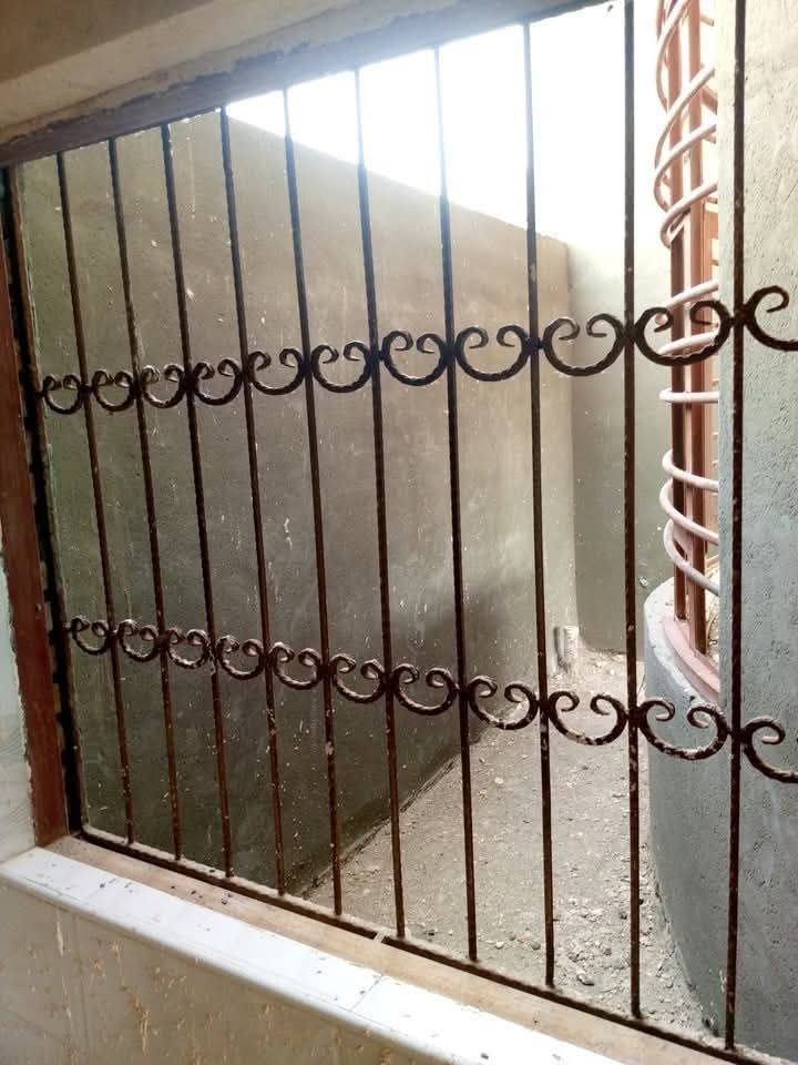 شبابيك وبوب عدد 5 للبيع ***********
غير متواجد ع الفيس
