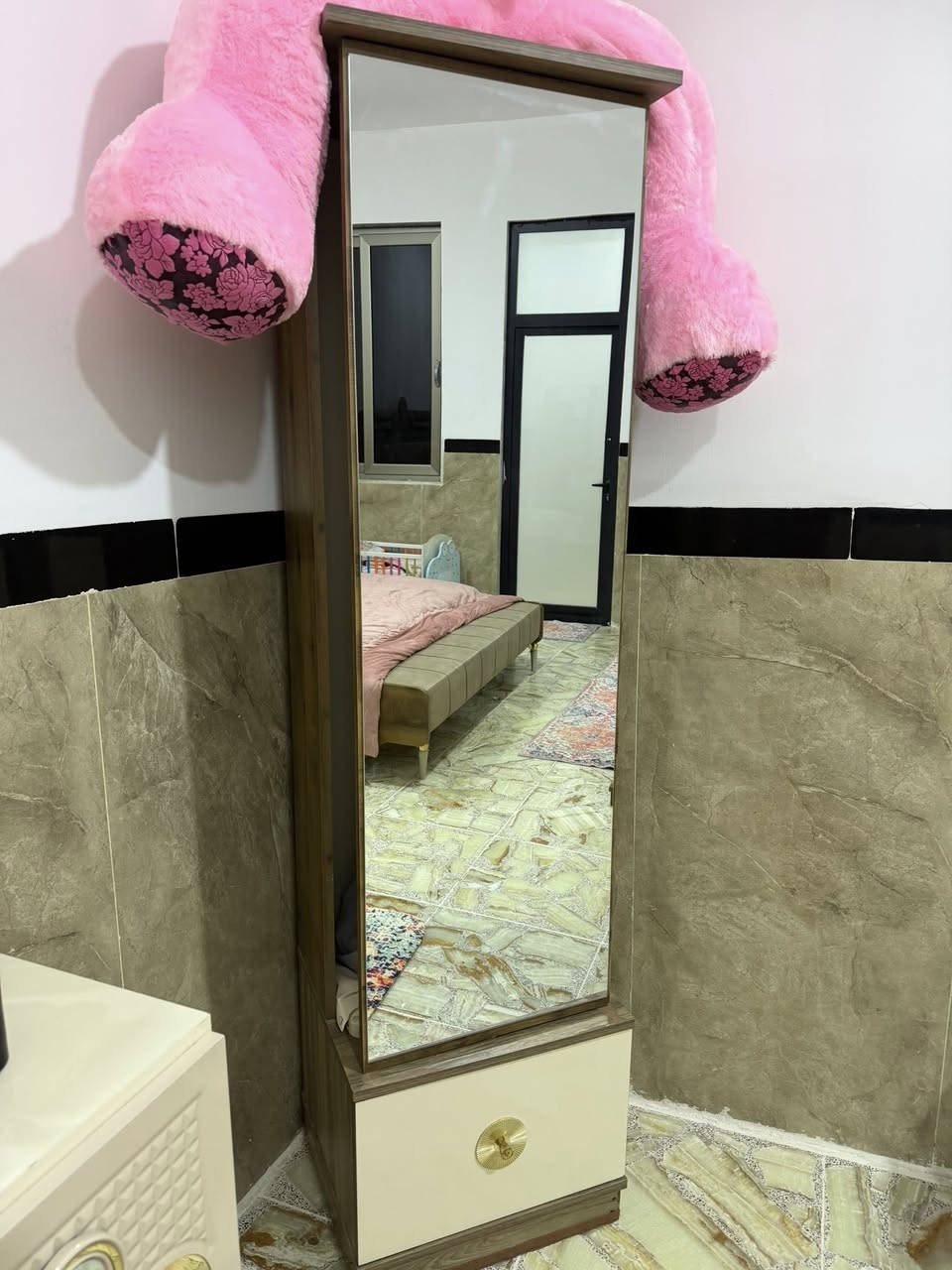 سلام عليكم 
غرفه نوم مستعمله شي قليل 
سبب البيع غرفه ما تكفيني اريد اكبر 
هاي صور كدامك 
مكاني حله دبله البراهميه 
سعره 1800 وبيه مجال شي قليل 
التواصل ***********
