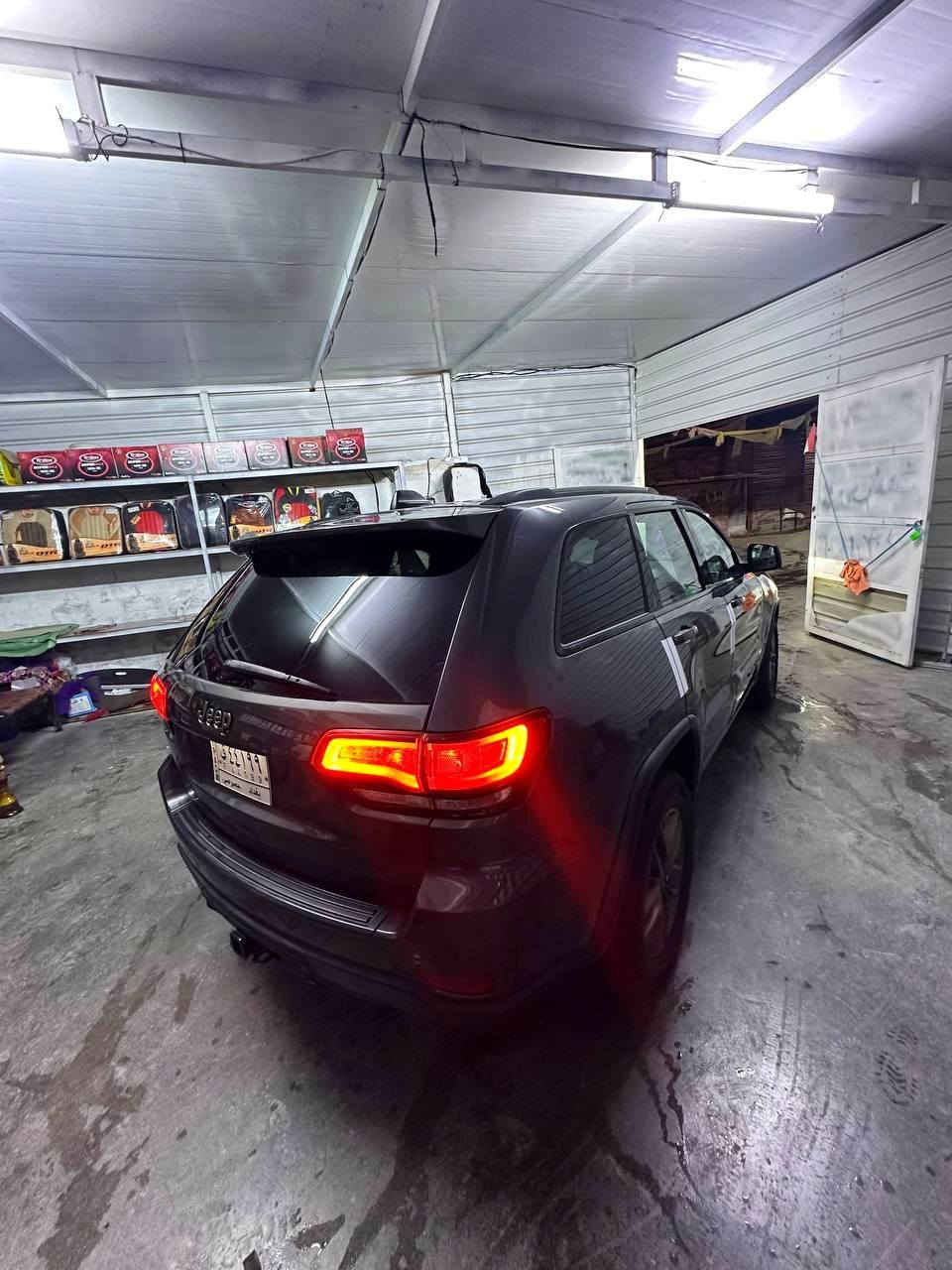 جيب كراند شيروكي العلامة الذهبية.
✅الموديل :2016 . (أمريكي )
✅المحرك : . V6. 3.6L . 
✅داخل اسود رقم بغداد بأسمي تحويل مباشر  
✅ماشية : 93 الف mi 

✅السيارة بنيد سرقة  + جاملغ الصدر صبغ وشويه من الباب الصدر  شبر او اقل  توحيد لون مع الجاملغ بدون ايرباك 
المواصفات :
✅بصمة ودخول ذكي وترحيب 
✅فتحة سقف سلايت 
✅ثلاثة أنظمة قيادة 
✅نظام ايكو 
✅ويل قياس 20 انج .
✅كير شفتر بالستيرن . 
✅كاميرا خلفية. 
✅شاشة كبيرة 10.1 أنج
✅المصابيح الأمامية زنون .
✅كشافات الضباب زنون . 
✅تشغيل عن بعد .
✅الصندوق الخلفيي كهربائي .
✅مقعد السائق كهربائي .
✅المقاعد الأمامية تدفئة .
✅حساسات خلفية . 
✅بلوتوث تلفون . 
✅محدد سرعة . 
✅نظام التشغيل والإطفاء الاوتوماتيكي .
✅المكان / بابل .
✅للتواصل : 
*********** 
***********
