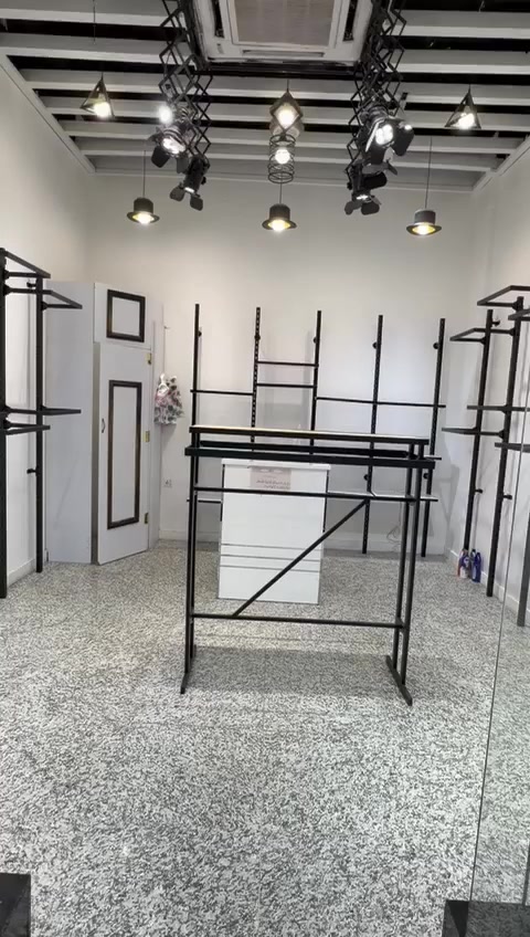 السلام عليكم ديكور كامل للبيع يشمل استاندات ورفوف طياري +رفوف مري +ميز +ستاند وسط العنوان زيونة شارع الربيعي للاستفسار الاتصال على رقم *********** وبالعافية على الي يصير من نصيبة
