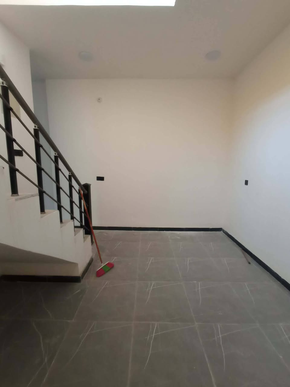 اللــــهــم صــل عــــلـــــى مـحــــمـــد وال مـحــــمـــد 
دار للــــبـــيــــع الــــمــــســـاحــــه100م واجــــه5نـــزال20
        
                        طــــابـو زراعـــي سـنـــد25

                              طابــــقــــيـــن

حـــــديـــــــث 2026                     اســــتـــلام مـــبـــــاشـــر

                           الـطابـــق الاول 

غــرفــه نــــوم وكــــلــــــدور وســــتـــــقـــــــبـــــال ومـــطبـــخ ومـــــجـــمــــع صــــحيـــات داخـــل وخـــارج 

                         الــــطابـــق الـثـــانــــي 

غــرفــــــه نـــــوم وكــلـدور 

                            عـــــنــــــوان 

حــــلــــه مـــــحيـــــزم 4  شــــارع شــــريـــــفــه الـجــديــــد

مـــقــابـــل المـــلعــــب الخــمــاســـي 

           اتــــرك تـــعـــلــــيق ويـــــتـم الــرد خــــاص او

للاســـــتــــفـــسار مـــــــــكتـــب الـــــربـــيعـــي للعــــــقــــار ولمــــــقــــاولات الـعــامـــــه شـــــارع 100قــــرب جـــــــســــر المــشـــات او اتــــــــصال ***********

                             مـــــلاحــــــضـــه 

لــــمـــن يــــــرغــب بــــــعـــــرض عــــقـــــار طابـــــو صــــرف او طابــــــو زراعـــي للاجـــار او للـــبــــيـــع مـــــراســـلت الـــــصـــفــــحـــه او اتــــــــصال 
***********
