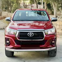 تۆیۆتا هایلۆکس 2019  پارچە ڕەش لەسەر ساغەی گێڕو مەکینە بەشەرت نە کراوە...