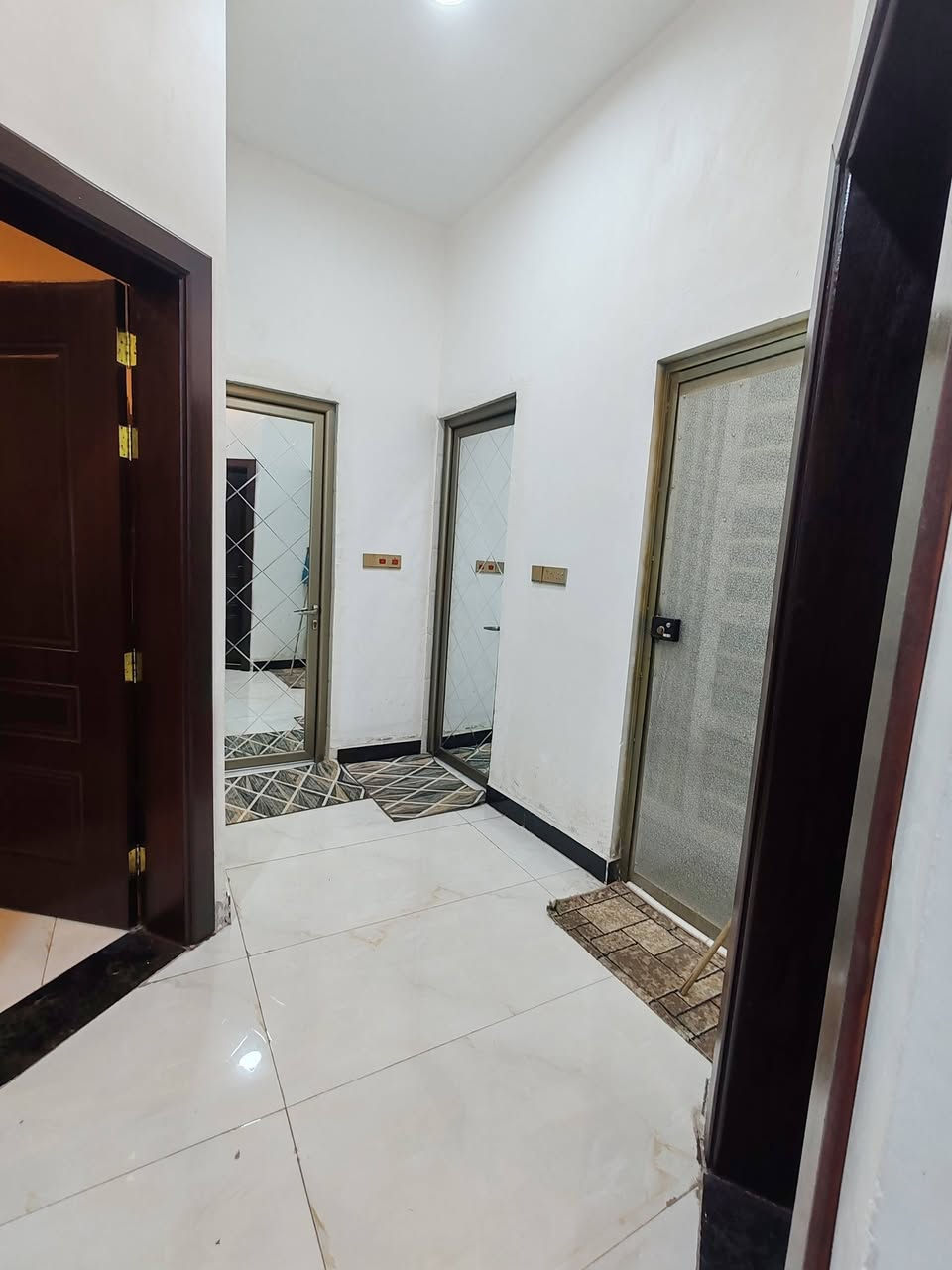 سلام عليكم دار للبيع مساحه ٢٦٠ متر زراعي طابو صرف سهم بناء ١٦٠ متر حديقه وكراج ١٠٠ متر بناء سنه ٢٠٢٣ العنوان البهادريه خلفه صالح للاستفسار أكثر الاتصال ع الأرقام التاليه *********** او ***********
