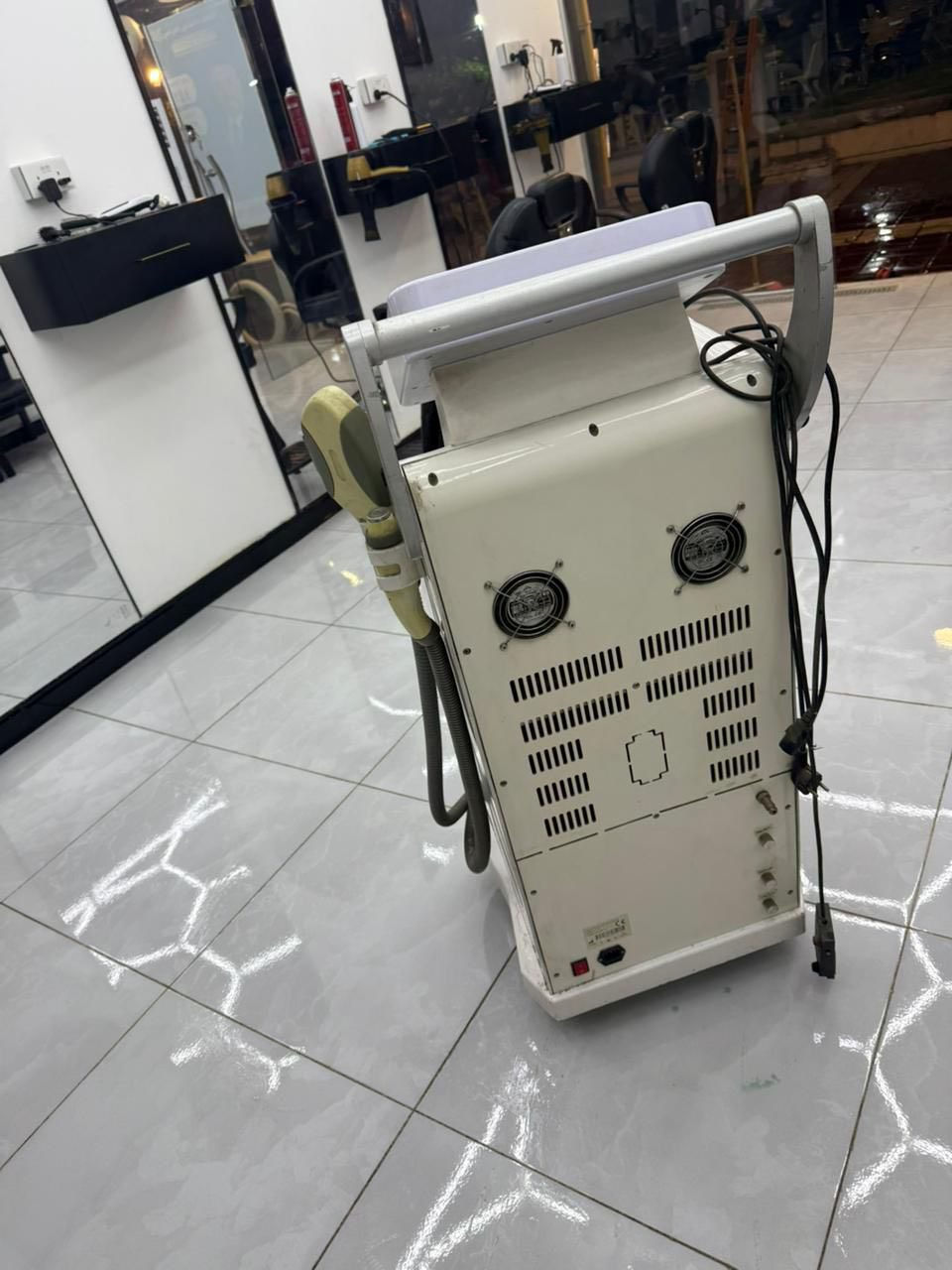 اليزر للبيع 
يشتغل ازاله شعر 
ازاله اوشام 
ازاله اثار عمليات 
وشد بشر الجهاز نظيف ومابي اي شي 
نهايته ٧٥٠ وبي مجال
***********
