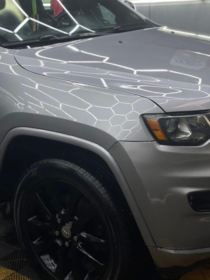 سلام عليكم جيب  ٢٠١٨
بلاك توب 
1. ماشيه 70 الف 
2. رادارات خلفي 
3. كشنات جلد و شامو 
4. شاشه كبيره 
5. كامره خلفيه
6. حساسات بلادي 
7. لايت + لايت زنون 
8. نظام سبورت نظام ايكو نظام مانع انزلاق 
9. بصمه + تشغيل عن بعد 
10. صندوق كهرباء 
11. نظام الاوتو ستوي 
12. كشنات تتفئه 
13. فور ويل 
14. محرك ٦ سلندر 
15. صدر خير من الله مابيه نقص حدادية تايرات كلة جديد 
16كير محرك مكفولات كفالة عامة 
16. مكان السياره بغداد حي اور  
17. رقم اربيل  الدولي الجديد  
18.صور الحادث موجودة 
19. التلفون *********** 
20. السعر 18500 ورقة 
ملاحظة :السيارة اشتريتهة مكينة مفتوحة واني بدلت المكينة مال جيب موديل 18 كاملة طابوكة لذالك المكينة مكفولة كفالة عامة
