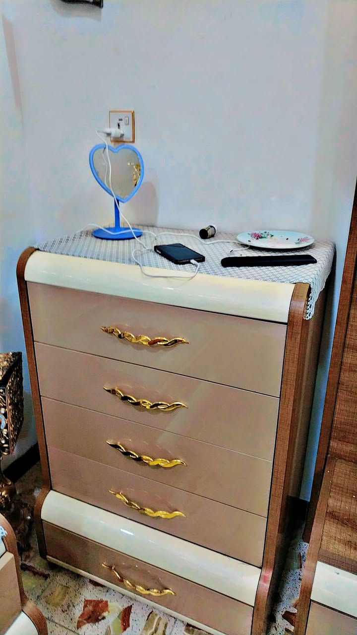 غرفه تركي للبيع نقص بس الجربايه جديده بيبان تلاثه سلايت واحد يدوي 11قطعه عرض الكنتور تلث أمتار ونص وبيها نشرات ابيض اصفر #سعر750 حل وشد عليه #رقم ***********
